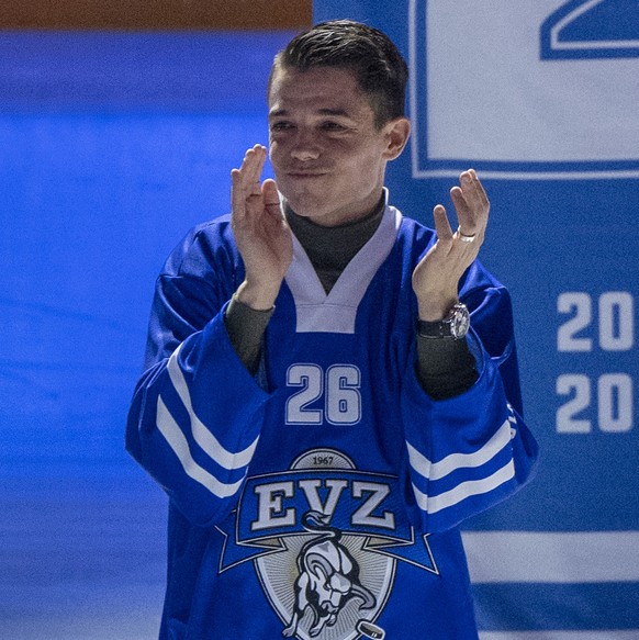 Der zurueckgetretene Zuger Eishockeyspieler Reto Suri wird feierlich verabschiedet, vor dem Eishockey Qualifikationsspiel der National League zwischen dem EV Zug und dem HC Davos am Samstag, 28. Septe ...