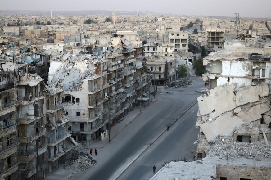 People walk past damaged buildings in the rebel-held Tariq al-Bab neighbourhood of Aleppo, Syria, October 5, 2016. To match Insight MIDEAST-CRISIS/SYRIA-ALEPPO REUTERS/Abdalrhman Ismail TPX IMAGES OF  ...