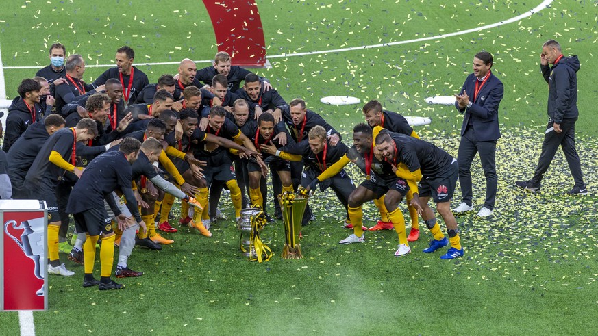 YBs Team jubelt mit dem Meister- und dem Cuppokal nach dem Sieg im Fussball Schweizer Cup Final zwischen dem FC Basel 1893 und dem BSC Young Boys im Wankdorf Stadion in Bern, am Sonntag, 30. August 20 ...