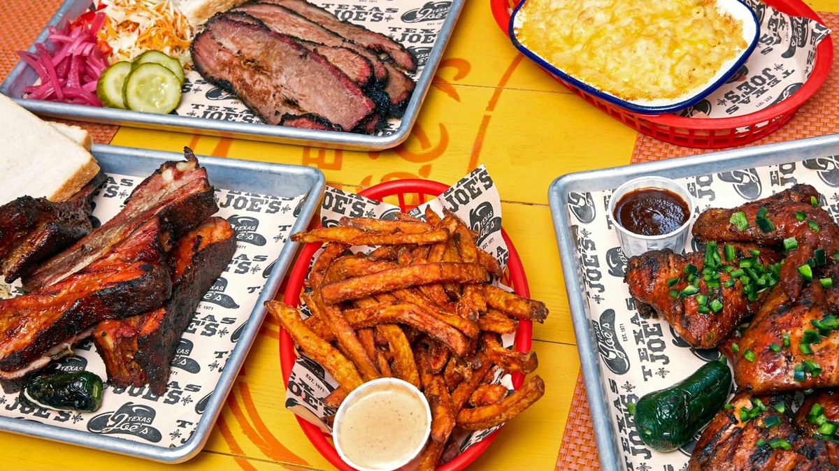 Bei Texas Joe Walters ist's richtig: Texas Barbecue mit allem Drum und Dran. https://www.texas-joes.com/