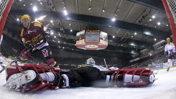 Geneve-Servette&#039;s Richard Park, of U.S.A., left, confronts to Biel&#039;s goaltender Reto Berra, right, during the game of National League A (NLA) Swiss Championship between Geneve-Servette HC an ...