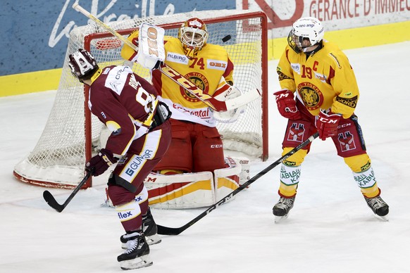 Geneve-Servette&#039;s center Kevin Romy, left, scores the 2:0 against Tigers&#039; goaltender Ivars Punnenovs #74, of Latvia, past Tigers&#039; center Pascal Berger, right, during a National League r ...