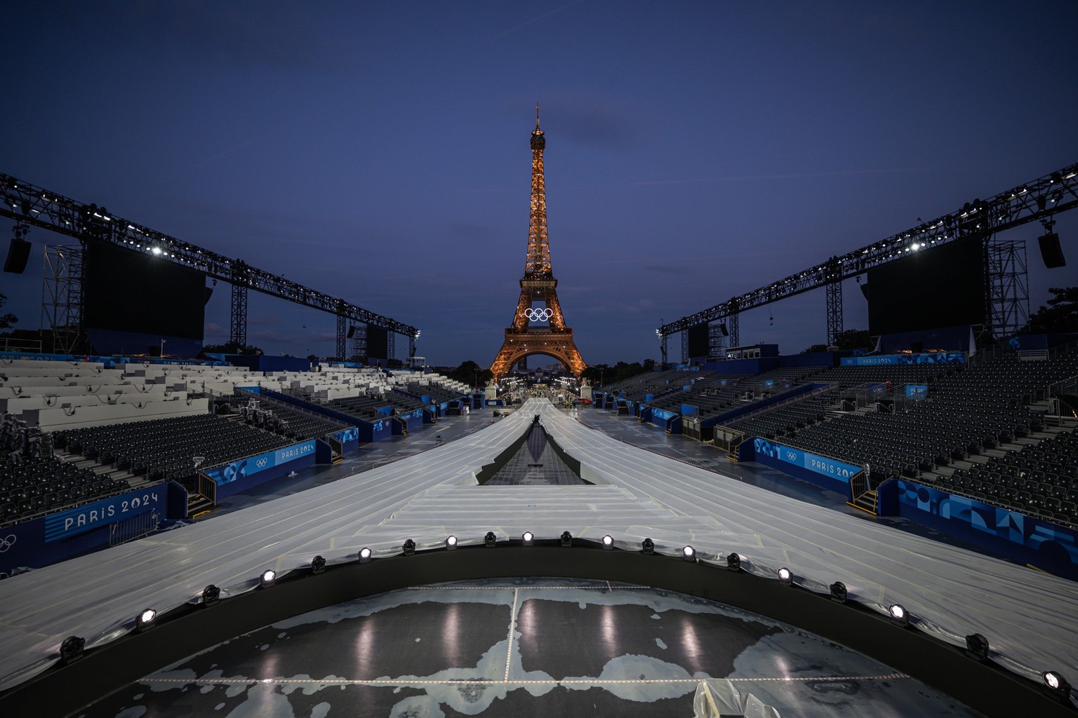 240721 General view of the Eiffel Tower and TrocadÃ ro, arena of triathlon, Road cycling, Rad, Radsport, Strasse and athletics marathon and 20km race walk during day -5 of the Paris 2024 Olympic Games ...