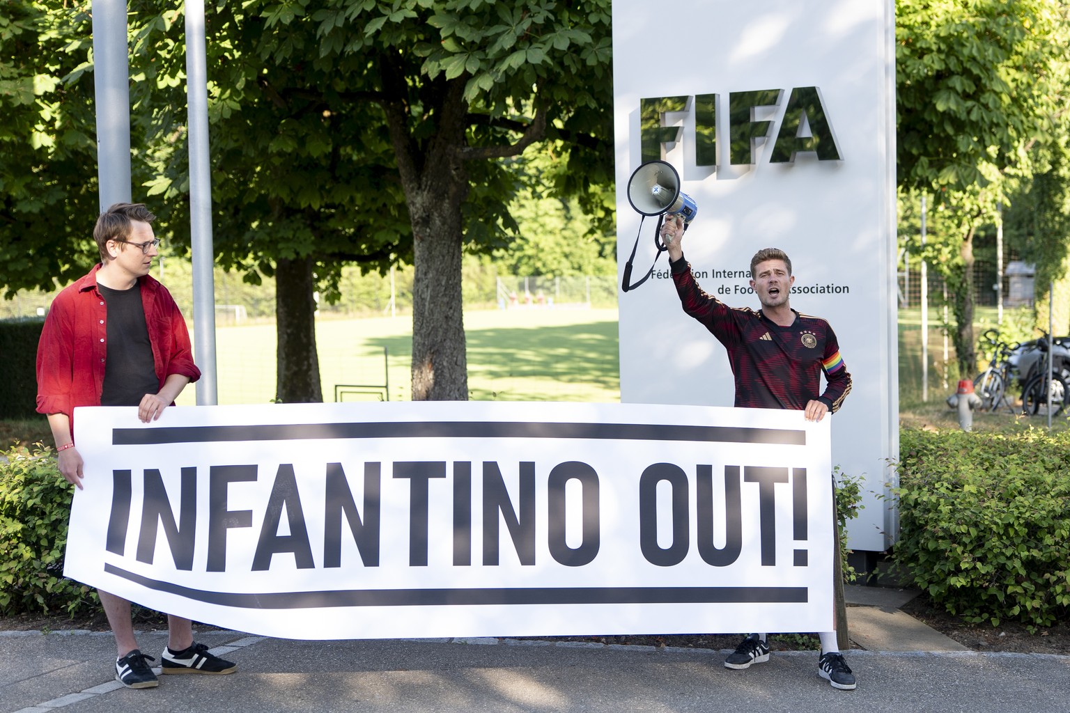 KEYPIX - The german football fan Bengt Kunkel (R) demonstrates in front of the headquaters of the FIFA in Zurich, Switzerland against the FIFA president Gianni Infantino on Monday, 20. July 2026. One  ...