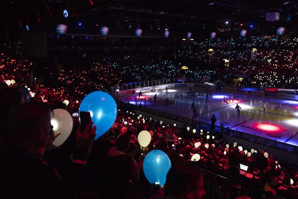 Die Zuercher Fans freuen sich im zweiten Eishockey Playoff-Finalspiel der National League zwischen den ZSC Lions und dem HC Lugano am Samstag, 14. April 2018, im Zuercher Hallenstadion. (KEYSTONE/Enni ...