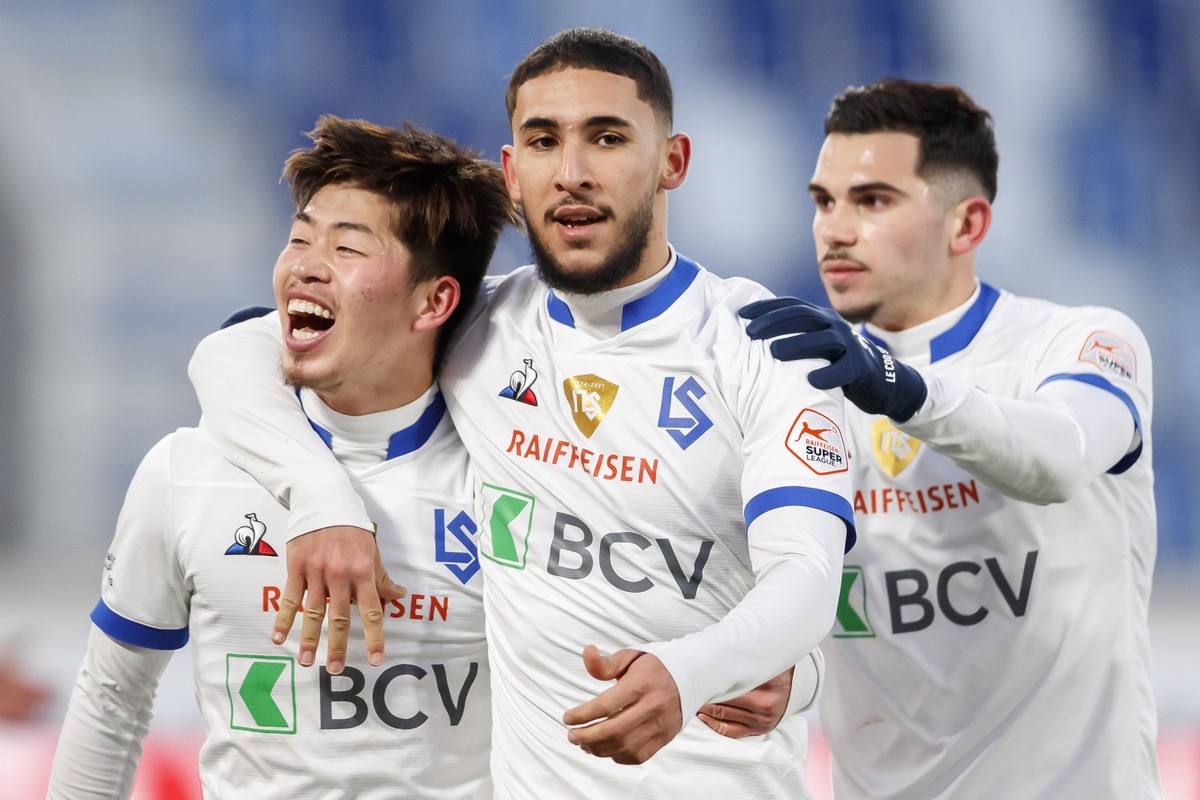 L'attaquant lausannois Toichi Suzuki, gauche, celebre son but avec l'attaquant lausannois Hicham Mahou, centre, et l'attaquant lausannois Lucas Da Cunha, droite, lors de la rencontre de ...