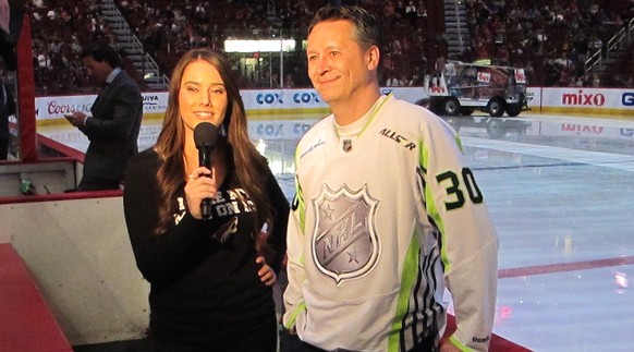 Suggitt in seinem Spezialtrikot ist mit seiner Geschichte ein gefragter Interviewpartner&nbsp;in den NHL-Stadien.