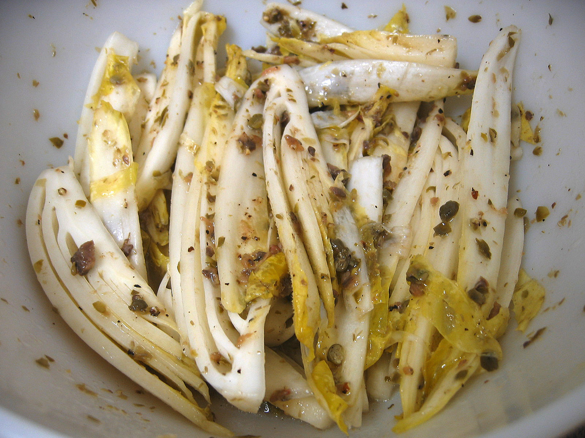 endives endivien chicorée salat sardellen kapern dressing essen food http://yogurtsoda.com/2008/12/endive-salad-with-anchovy-and-caper-dressing/