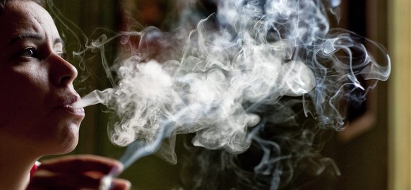 A woman smokes a cigarette in a pub in Zurich, Switzerland, pictured on April 26, 2010. (KEYSTONE/Alessandro Della Bella)

Eine Frau raucht in einem Lokal in Zuerich eine Zigarette, aufgenommen am 26. ...