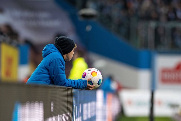 Rostock, Deutschland 10. Dezember 2023: 2. BL - 2023/2024 - FC Hansa Rostock vs. FC Schalke 04 Im Bild: Balljunge mit Fussball im Ostseestadion /// DFL regulations prohibit any use of photographs as i ...