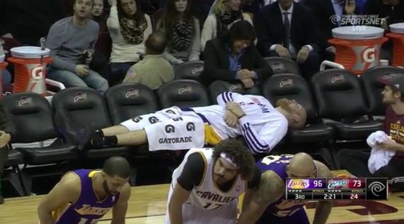 Hier gemütlich am Dösen ist Chris Kaman von den Los Angeles Lakers.&nbsp;