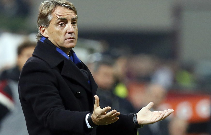 Inter Milan&#039;s coach Roberto Mancini gestures during their Italian Serie A soccer match against AC Milan at the San Siro stadium in Milan November 23, 2014. REUTERS/Alessandro Garofalo (ITALY - Ta ...