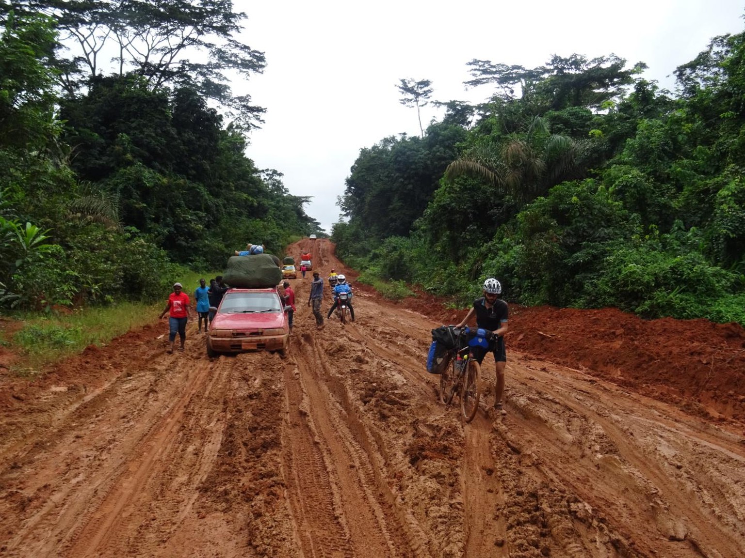 Bild 27
Liberia (10.07.2019):
Während der Regenzeit verwandeln sich einige Strassen in Liberia in diesen Alptraum. Für uns ein interessantes, kräfteraubendes Abenteuer – für die Einheimische ein alltä ...