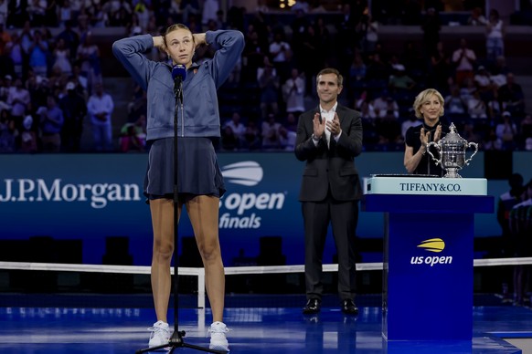epa12358745 Amanda Anisimova of the USA speaks during the trophy ceremony after losing to Aryna Sabalenka of Belarus during the women&#039;s singles final of the US Open Tennis Championships at the US ...