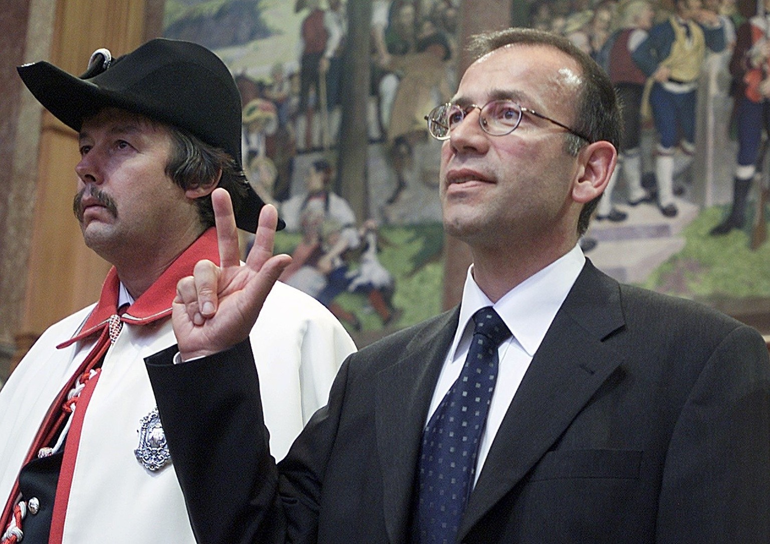 Hannes Germann (SVP, SH) wird an Stelle des verstorbenen Rico Wenger am Montag, 16. September 2002 im Staenderat in Bern vereidigt.(KEYSTONE/Lukas Lehmann)