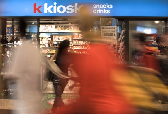 ARCHIV - Passanten gehen am 16. Mai 2008 an einer Kiosk-Filiale im Hauptbahnhof in Zuerich, Schweiz, vorbei. Die k kiosk-Kette, welche mit ueber 1000 Filialen die Mehrheit der Kioske in der Schweiz be ...