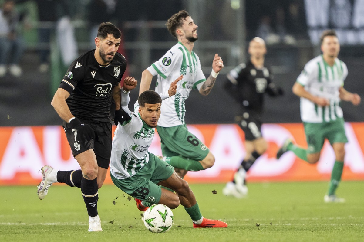 Nelson Oliveira (VSC), right, is fighting for the ball against Chima Okoroji (SG), center, behind Mihailo Stevanovic (SG) during the UEFA Conference League soccer match between Switzerland's FC S ...