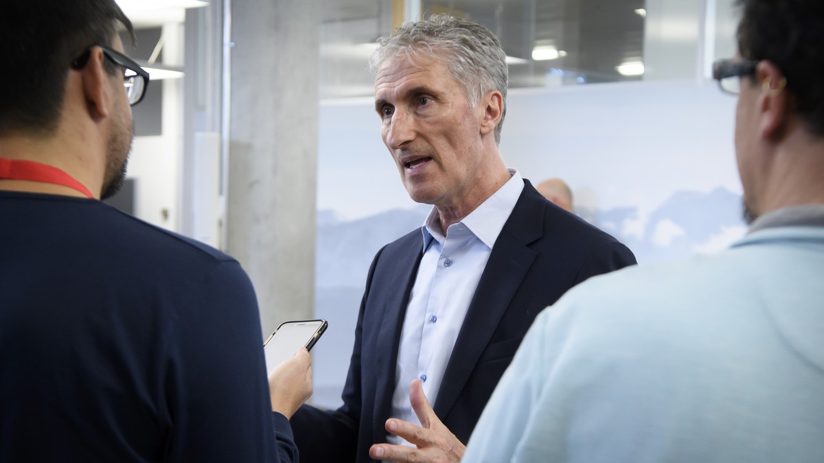 Peter Zahner, CEO ZSC, spricht mit Journalisten waehrend einer Medienkonferenz nach einer ausserordentlichen Ligaversammlung ueber die Entscheidungen betreffend dem Schweizermeister sowie den Auf- und ...