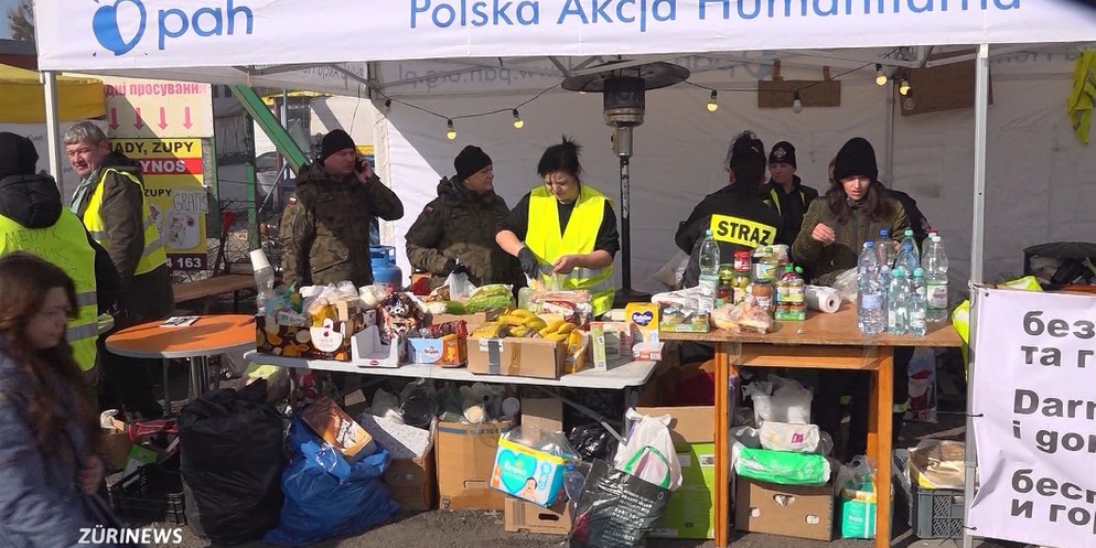 TeleZüri-Sonderkorrespondent Roman Wasik berichtet aus dem Krisengebiet an der polnisch-ukrainischen Grenze. Momentan halten sich dort viele ukrainische Flüchtlinge, insbesondere Frauen und ihre Kinde ...