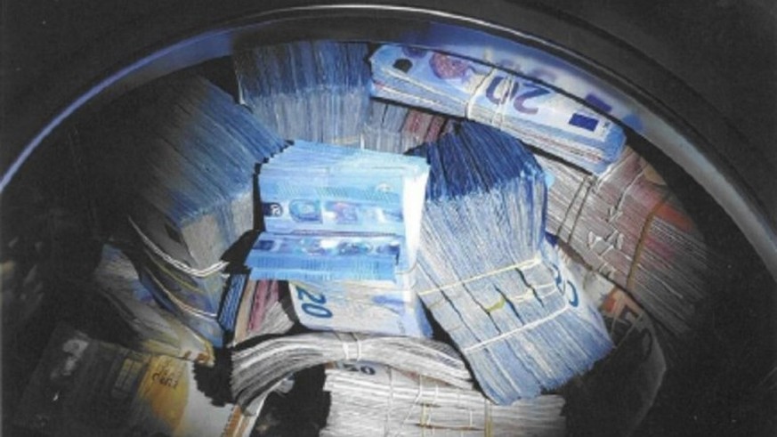 In Amsterdam Nieuw West fand die Polizei am 19. Novewmber 2018 rund 350&#039;000 Euro Bargeld in einer Waschmaschine.
https://www.politie.nl/nieuws/2018/november/22/05-350.000-euro-aangetroffen-in-was ...