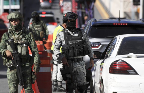 epa11881847 Members of the Mexican National Guard and the Army stand guard at Paso del Norte International Bridge in Ciudad Juarez, Mexico, 07 February 2025. As part of agreements between Mexico and t ...