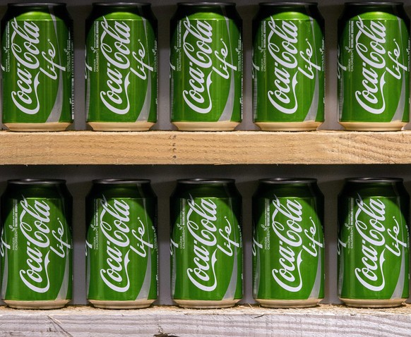 epa04542213 Green cans inside a temporarily Coca Cola Life pop-up store at Rotterdam central station in Rotterdam, The Netherlands, 29 December 2014. The new Coca-Cola Life soft drink that is sweetene ...