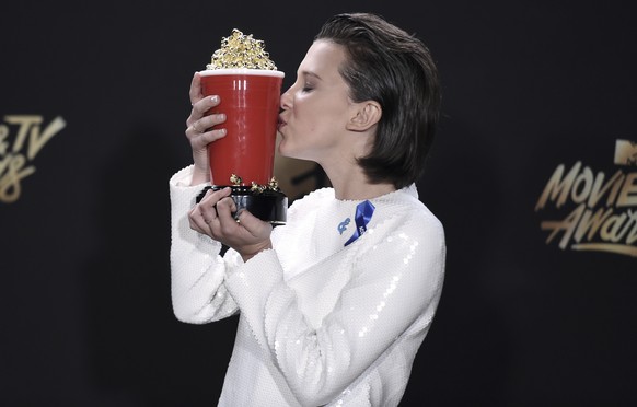 CORRECTS PHOTOGRAPHER FROM CHRIS PIZZELLO TO RICHARD SHOTWELL -Millie Bobby Brown winner of the award for best actor in a show for &quot;Stranger Things&quot; kisses her award at the MTV Movie and TV  ...