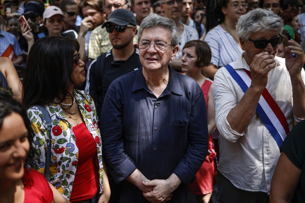 epa13054127 Leader of the far-left party La France Insoumise (LFI) Jean-Luc Melenchon (C) attends a rally against racism in Paris, France, 21 June 2026. EPA/YOAN VALAT