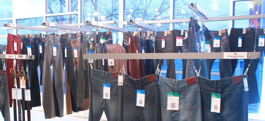 Ladenansicht eines Hointer-Shops. Präsentiert wird nur gerade ein Exemplar jedes Produktes. Wer eine Hose anprobieren will, erhält in der Umkleidekabine seine Grösse.