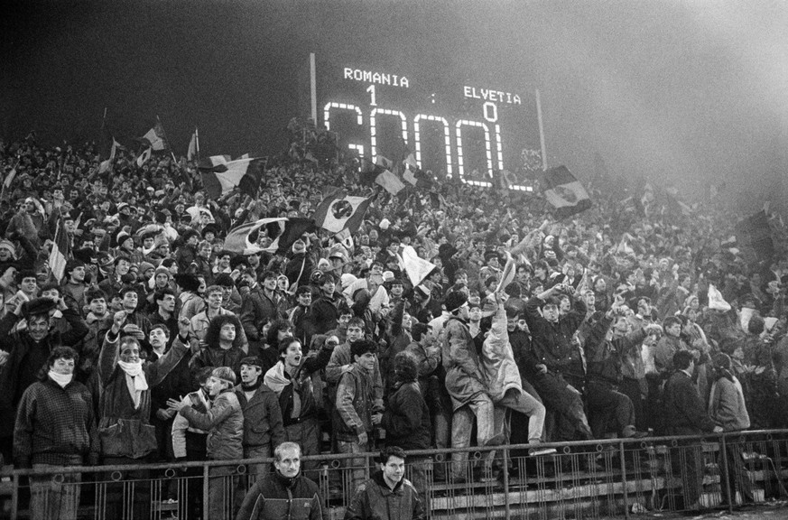 Rumaenische Fans jubeln nach dem Tor zum 1:0 ihrer Mannschaft im EM-Qualifikationsspiel Rumaenien gegen die Schweiz, aufgenommen am 13. November 1991 in Bukarest. Es fallen keine weiteren Tor und Ruma ...