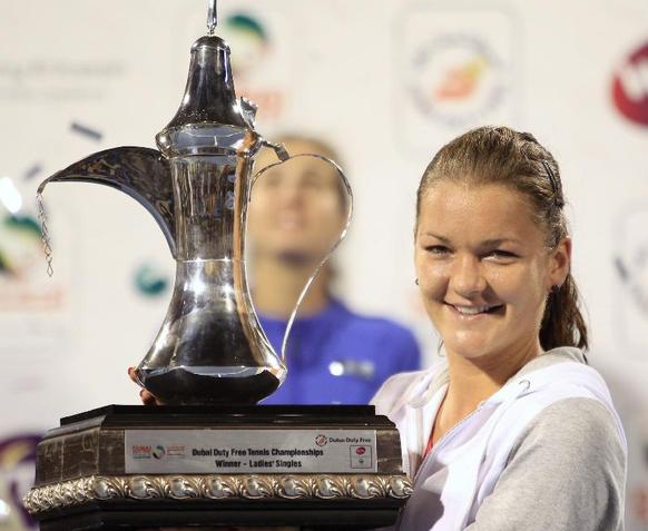 Tässchen Kaffee? Agnieszka Radwanska bietet milde polnische Brühe an. Pokal: WTA-Turnier in Dubai. 