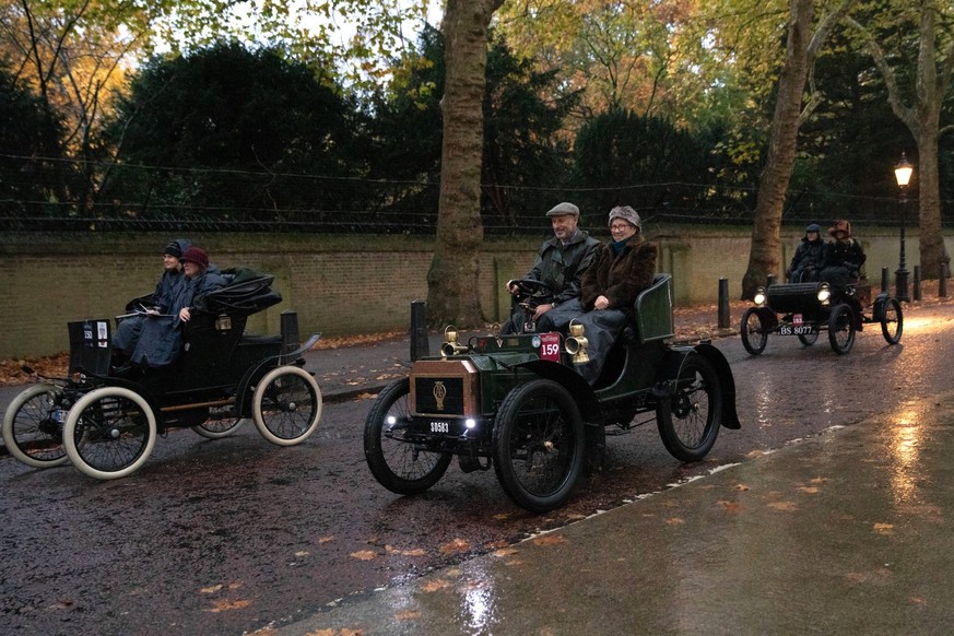 RAC London to Brighton Veteran Car Run - 02 Nov 2025 Several veteran cars drive through a London park. The annual RAC London to Brighton Veteran Car Run, founded in 1896, is the world s longest-runnin ...