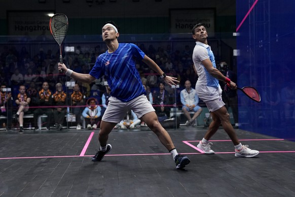 Malaysia&#039;s Eain Yow Ng, left, and India&#039;s Saurav Ghosal compete in the men&#039;s singles gold medal squash match at the 19th Asian Games in Hangzhou, China, Thursday, Oct. 5, 2023. (AP Phot ...