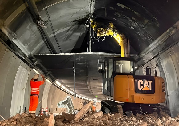 HANDOUT - Bauarbeiten an der defekten Decke im Gotthard-Strassentunnel in der Naehe des Nordportals bei Goeschenen am Dienstag, 12. September 2023. Der Gotthard-Strassentunnel ist seit Sonntag, 10. Se ...