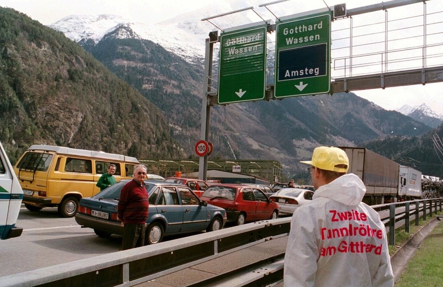 Der Osterstau vor dem Gotthardtunnel war am Donnerstag, 9. April 1998, ein Grund fuer die Forderung nach einer zweiten Roehre durch den Gotthard. Aktivisten der Freiheitspartei versuchten Gestaute von ...