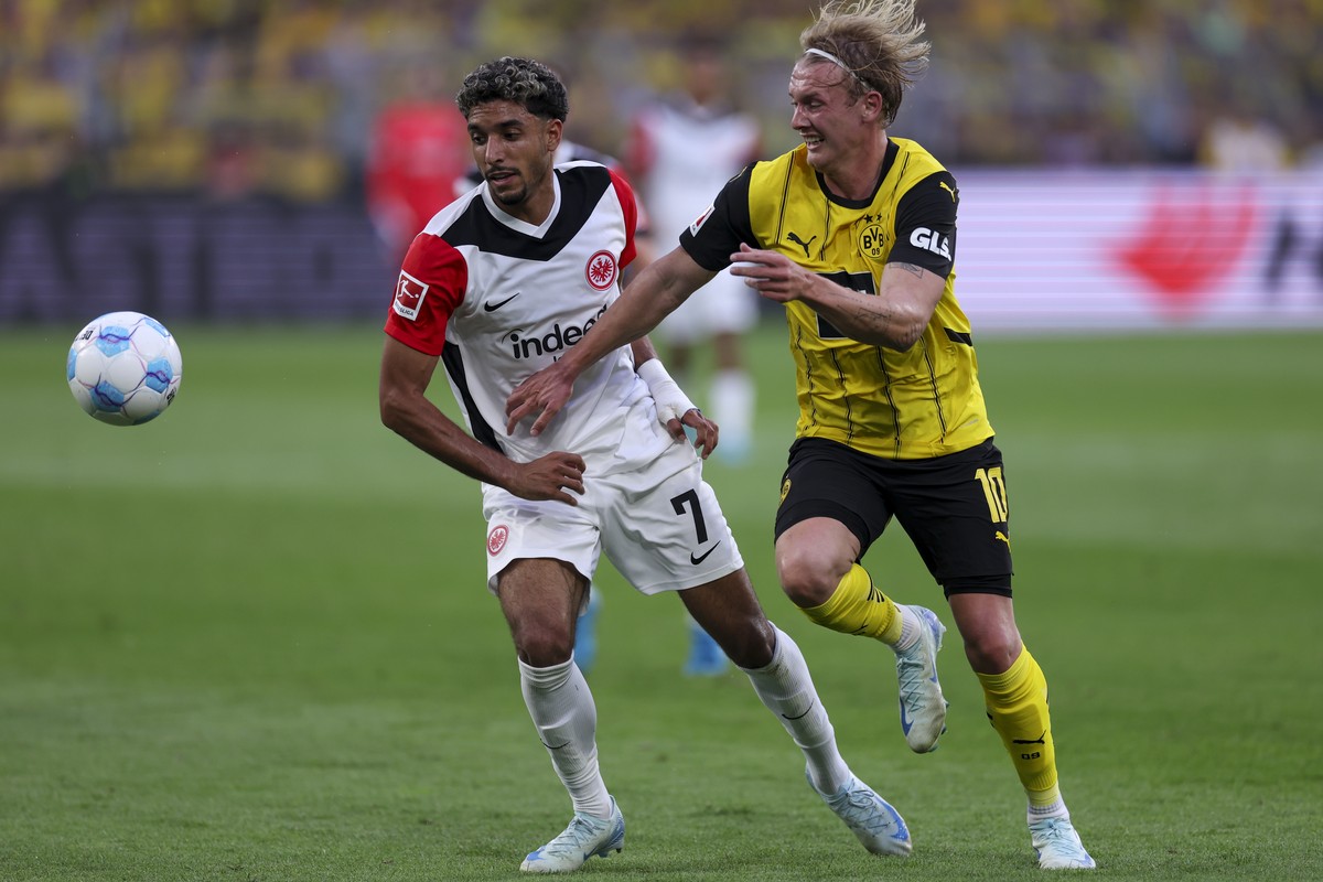 epa11563281 Omar Marmoush of Frankfurt (L) in action against Julian Brandt of Dortmund (R) during the German Bundesliga soccer match between Borussia Dortmund and Eintracht Frankfurt in Dortmund, Germ ...