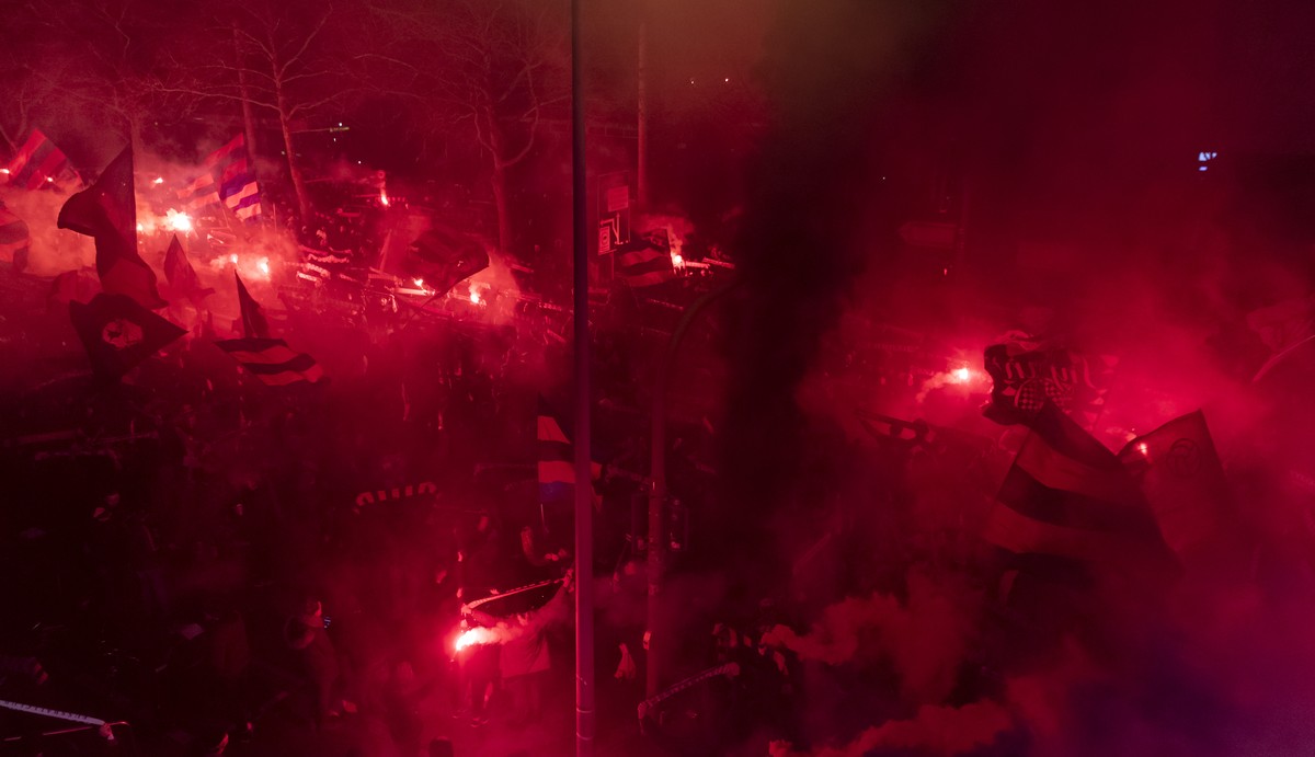 FCB-Fans versammeln sich um das Stadion vor dem Fussball Meisterschaftsspiel der Super League zwischen dem FC Basel und dem FC Luzern im Stadion St. Jakob-Park in Basel, am Samstag, 13. Maerz 2021. Di ...