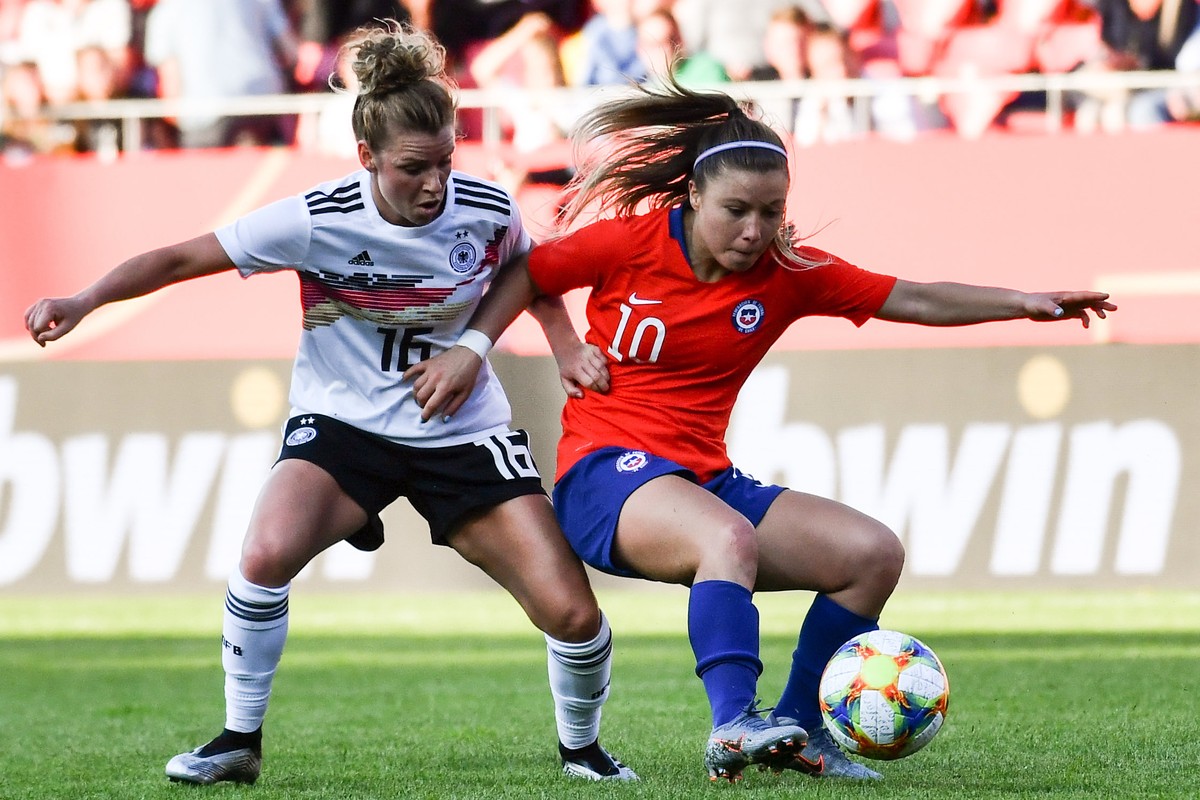 epa07613230 Germany's Linda Dallmann (L) in action against Chile's Yanara Aedo during the Women's international soccer friendly match between Germany and Chile in Regensburg, Germany, 3 ...