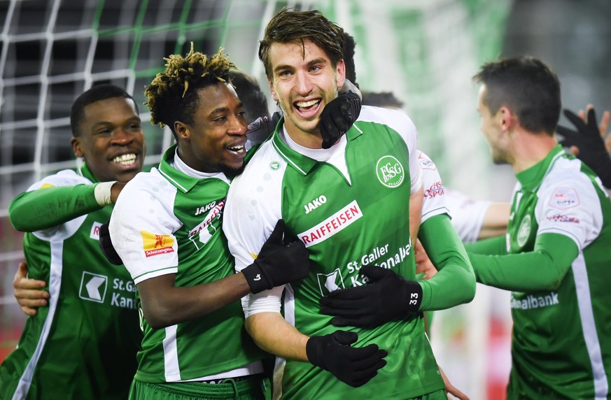 St. Gallens Simone Rapp, Mitte, bejubelt sein Tor zum 2-0 beim Fussball Super-League Spiel zwischen dem FC St. Gallen und dem FC Zuerich, am Mittwoch, 6. Februar 2019, im Kybunpark in St. Gallen. (KEY ...