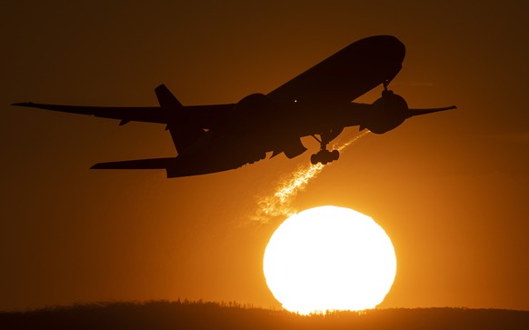 ARCHIV - 03.04.2023, Hessen, Frankfurt/Main: Eine Passagiermaschine hebt vor der untergehenden Sonne vom Flughafen Frankfurt ab. Der Lufthansa-Konzern schickt seine neue Tochter City Airlines ab dem k ...