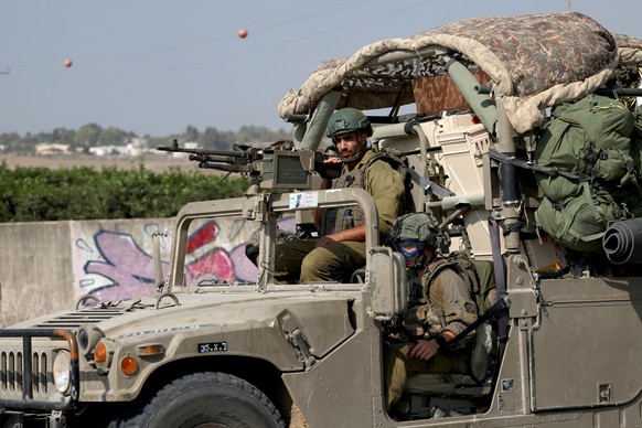 epaselect epa10952582 Members of an Israeli artillery unit move toward the border with the Gaza Strip, at an undisclosed location, southern Israel, 01 November 2023. Overnight, combined IDF troops str ...