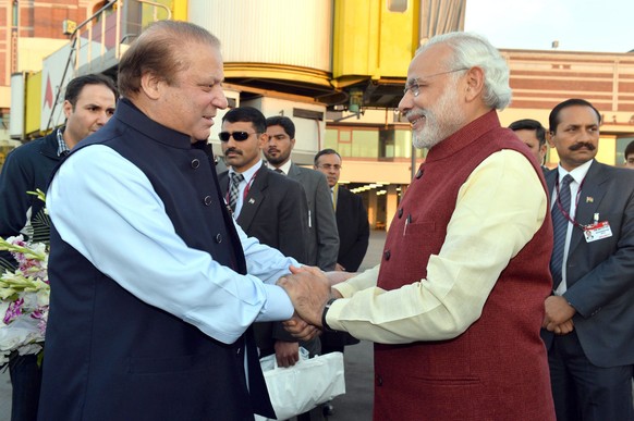 Narendra Modi (r.) trifft Pakistans Ministerpräsident Nawaz Sharif (l.).