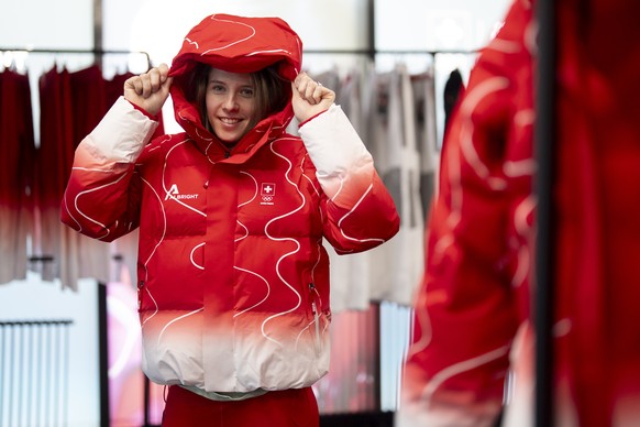 Die Skirennfahrerin Camille Rast posiert fuer ein Portrait waehrend der Kleiderabgabe von Swiss Olympic fuer die Olympischen Spiele 2026 in Italien, am Donnerstag 29. Januar 2026 in Dietikon. (KEYSTON ...