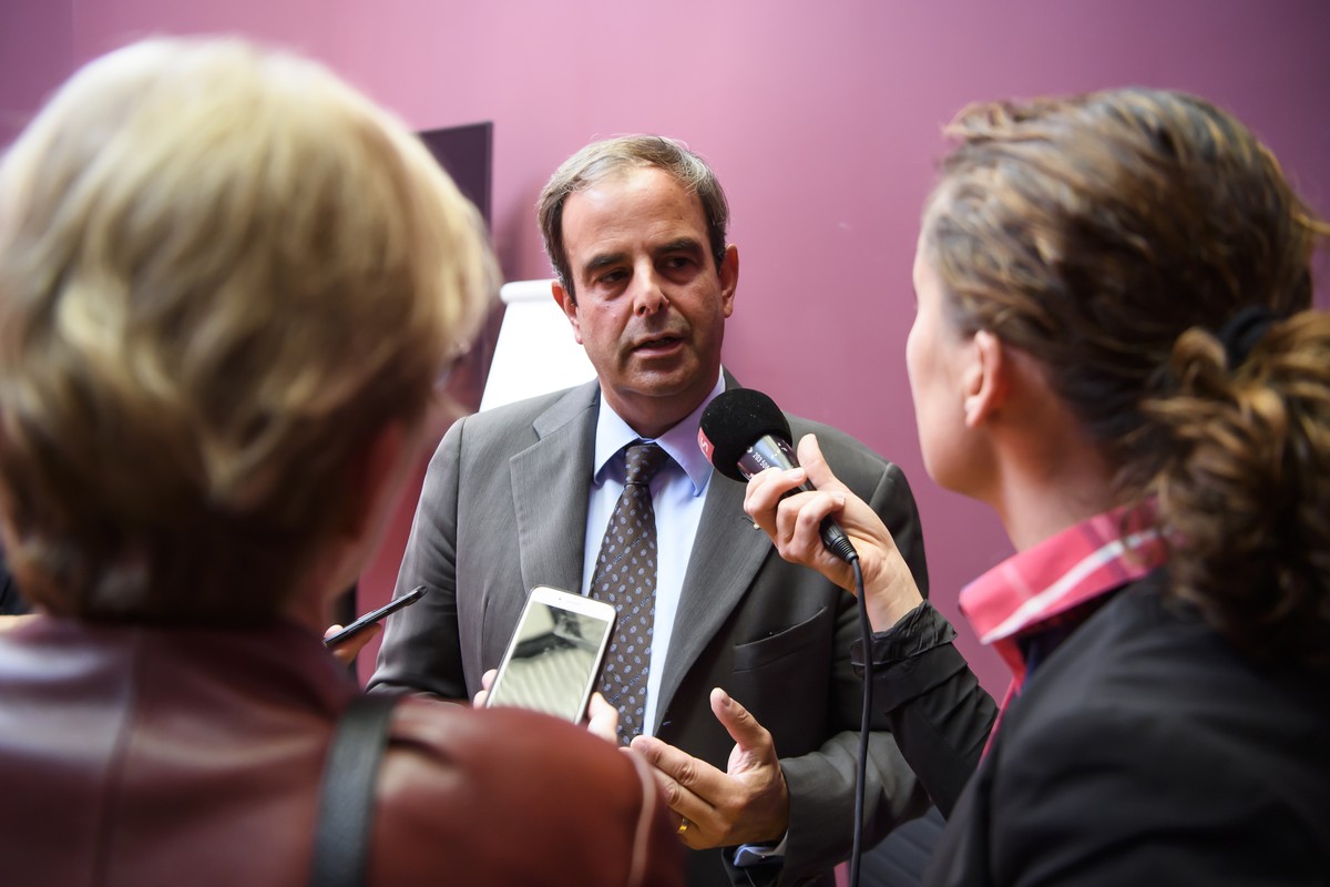 Gerhard Pfister, Nationalrat und Parteipraesident CVP, spricht mit Journalisten nach einem Informationsgespraech der CVP Schweiz zur umstrittenen Online-Negativ-Kampagne ueber Kandidaten anderer Parte ...