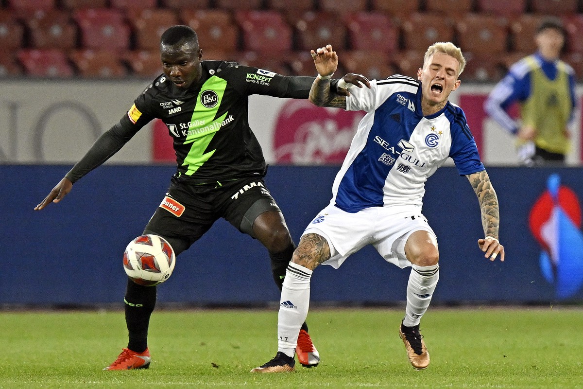Der Grasshopper Bendeguz Bolla, links, gegen den St. Galler Chadrac Akolo, links, beim Fussballspiel der Super League Grasshopper Club gegen den FC St. Gallen im Stadion Letzigrund in Zuerich am Donne ...