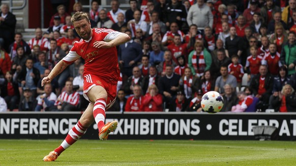 Southampton&#039;s Rickie Lambert scores against Manchester United during their English Premier League soccer match at St Mary&#039;s stadium, Southampton, England, Sunday, May 11, 2014. (AP Photo/San ...