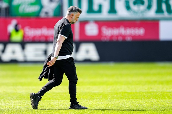 Tomas Oral Trainer, Cheftrainer, SVS, Freisteller, Ganzkörper, Einzelbild, Einzelfoto, Aktion, Action, enttäuscht schauend, Enttäuschung, Frustration, disappointed, pessimistisch, enttäuscht über die  ...