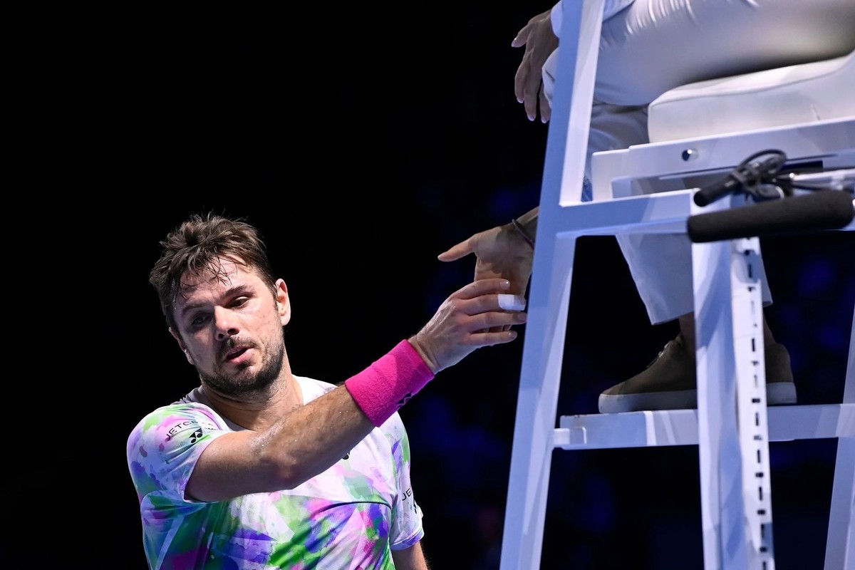 Après cette nouvelle défaite d'entrée à Bâle, Stan Wawrinka remercie l'arbitre sans le regarder dans les yeux.