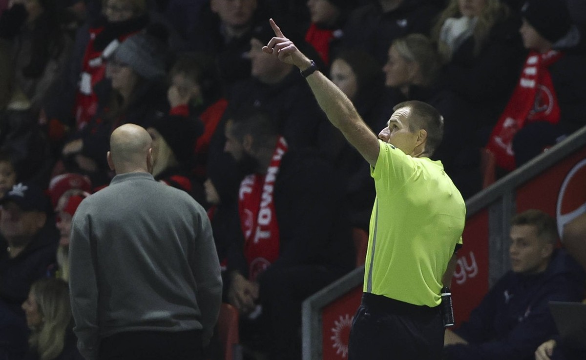 Fleetwood Town v Arsenal, EFL Cup 27.10.26 Fleetwood Town v Arsenal, EFL Cup Bradley Ormesher/The Times Referee Michael Salisbury calls the players off the match after a Drone appreard above the stadi ...