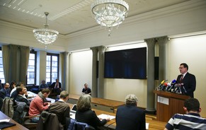 Präsident Thomas Jordan erklärt am Donnerstag vor den Medien den SNB-Entscheid.